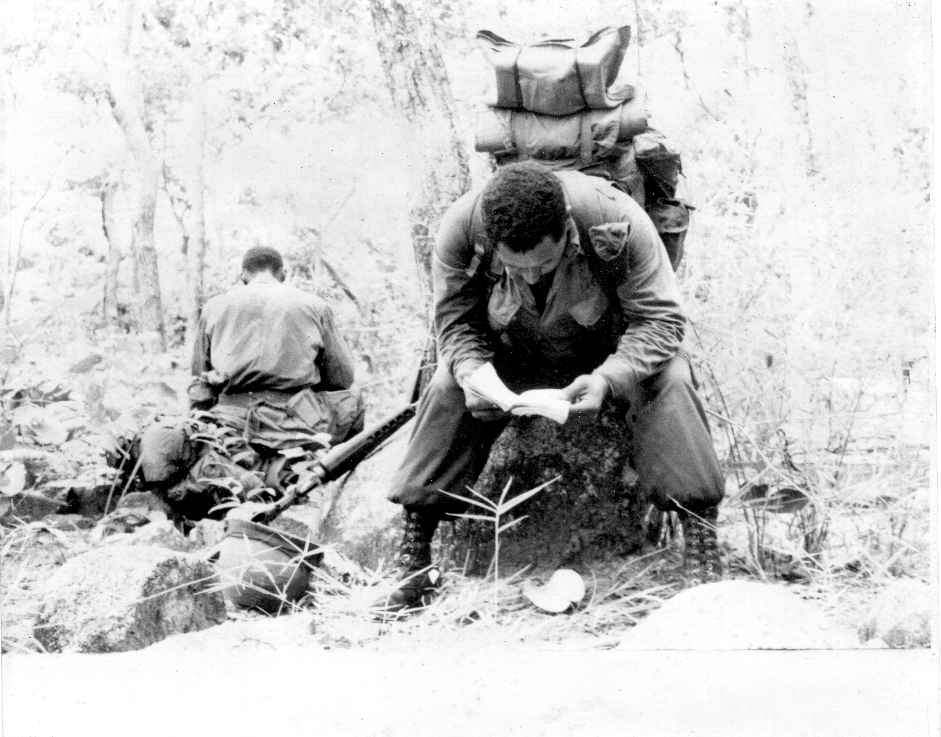 4th ID soldiers read in Vietnam